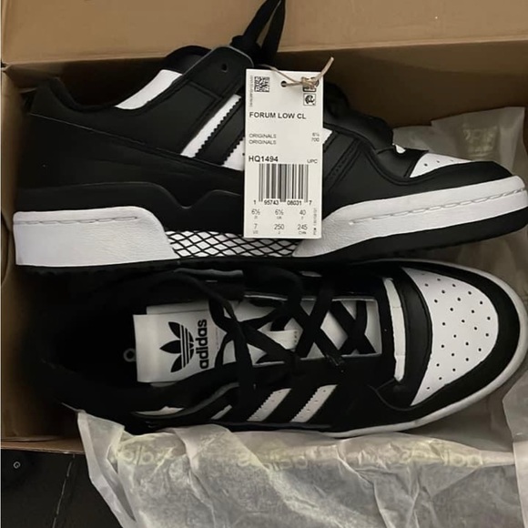 Adidas Forum Low Men’s size 7 NWT never worn. Only tried on for size momentarily - Picture 2 of 3